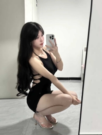 摸着大长腿挑逗让她淫水哒哒
