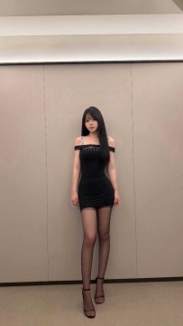 【上海】小姑娘穿着开裆黑丝做服务